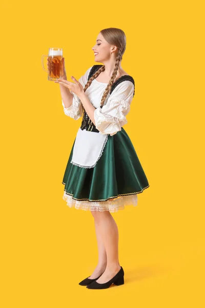 美丽的十月节服务生 背景是黄色的啤酒 — 图库照片