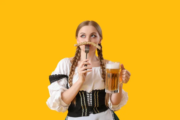 Mooie Oktober Serveerster Met Bier Worst Gele Achtergrond — Stockfoto