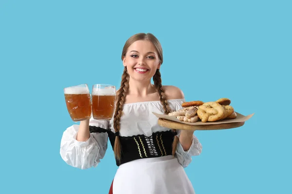 Mooie Oktober Serveerster Met Bier Snacks Blauwe Achtergrond — Stockfoto