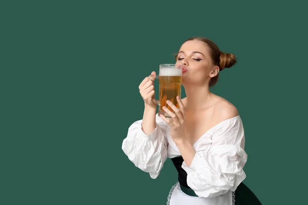 Mooi Oktober Serveerster Zoenen Mok Bier Groene Achtergrond — Stockfoto