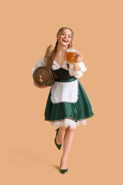 Vacker Oktoberfest Servitris Med Och Fat Beige Bakgrund — Stockfoto