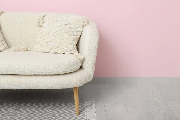 Cozy White Sofa Pillows Pink Wall — Stock Photo, Image