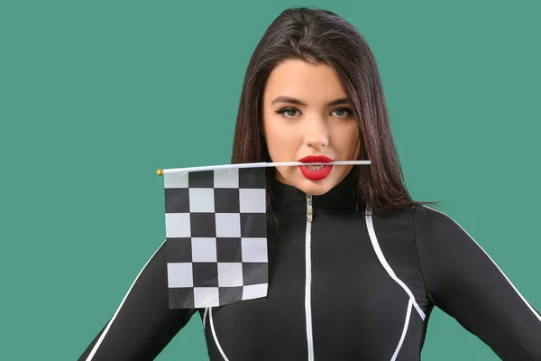 Sexig Ung Kvinna Med Racing Flagga Grön Bakgrund — Stockfoto
