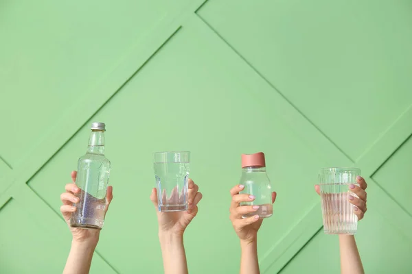 Women Holding Glasses Bottles Clean Water Green Background — Stock Photo, Image
