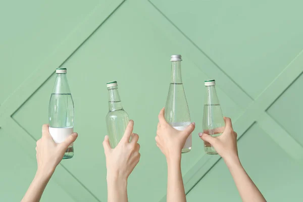 Жінки Тримають Пляшки Чистою Водою Зеленому Тлі — стокове фото