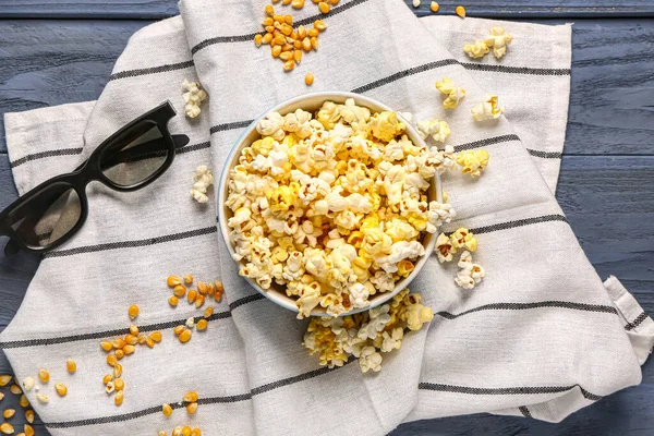 Mísa Chutným Popcorn Brýle Modrém Dřevěném Pozadí — Stock fotografie