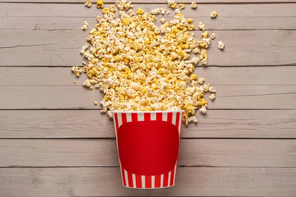 Emmer Met Lekkere Popcorn Grijze Houten Ondergrond — Stockfoto