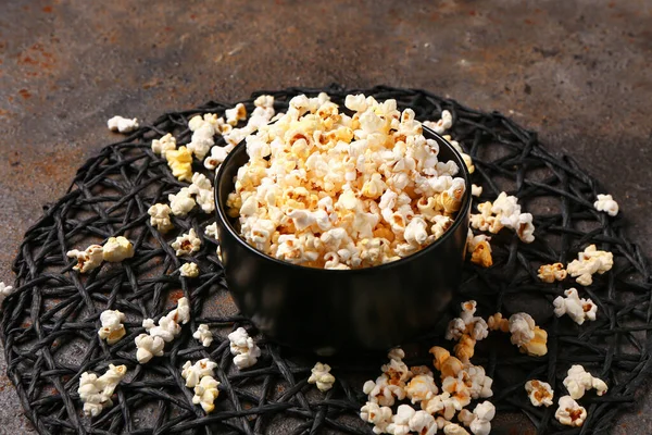 Mísa Chutným Popcornem Tmavém Pozadí — Stock fotografie