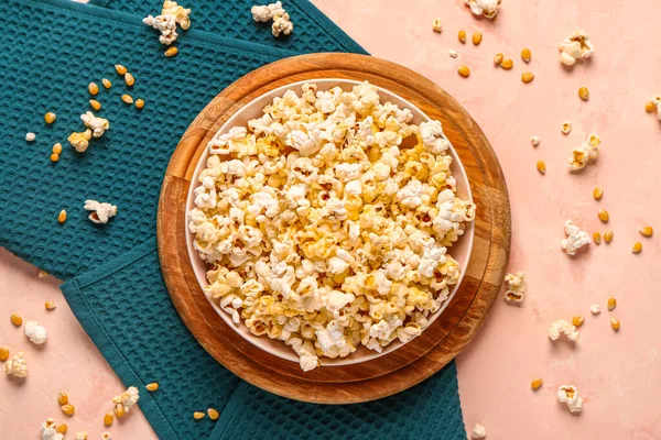 Mísa Chutným Popcorn Semena Růžovém Pozadí — Stock fotografie