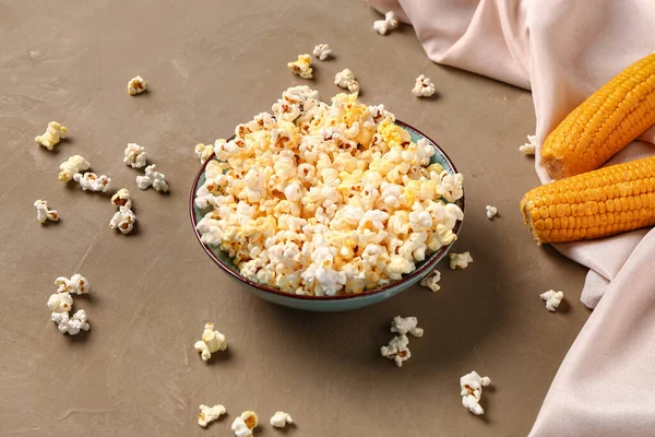 Schüssel Mit Leckerem Popcorn Auf Braunem Hintergrund — Stockfoto