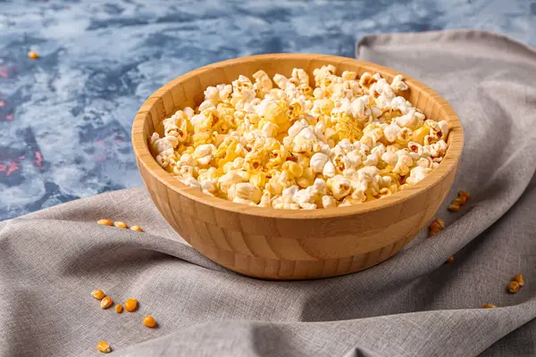 Mísa Chutným Popcornem Modrém Pozadí — Stock fotografie