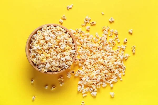 Schaal Met Lekkere Popcorn Gele Achtergrond — Stockfoto