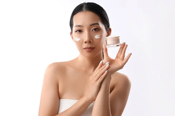 白い背景に顔のクリームを持つ美しいアジアの女性 — ストック写真
