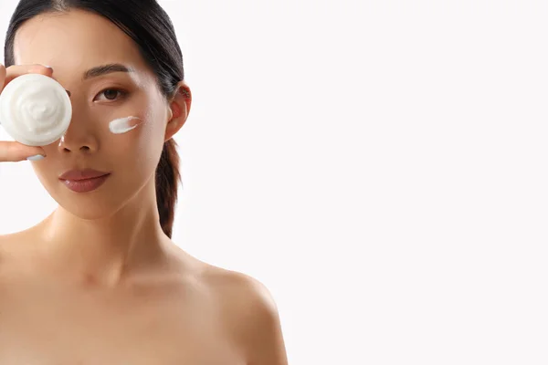 白い背景に顔のクリームを持つ美しいアジアの女性 — ストック写真