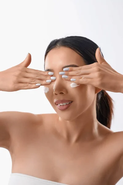 Hermosa Mujer Asiática Aplicando Crema Facial Sobre Fondo Blanco —  Fotos de Stock