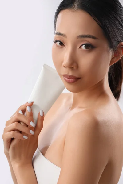 Mulher Asiática Bonita Com Creme Cosmético Fundo Branco — Fotografia de Stock
