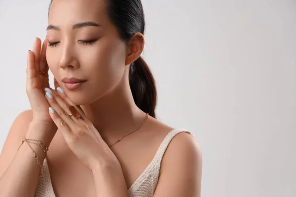 Vacker Asiatisk Kvinna Med Frisk Hud Ljus Bakgrund — Stockfoto