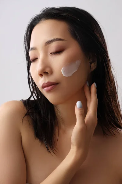 Beautiful Asian Woman Cream Her Face Light Background — Stock Photo, Image