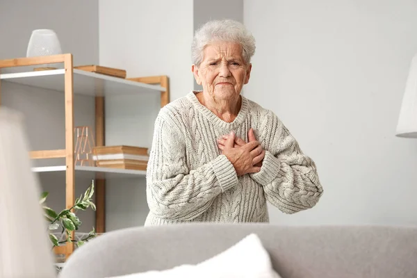 Seniorin Erleidet Herzinfarkt Hause — Stockfoto
