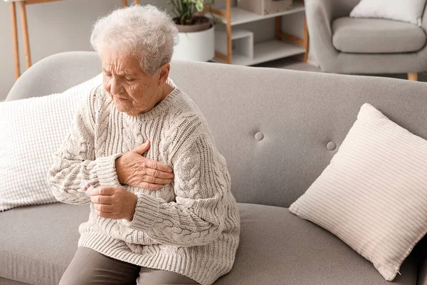 Starsza Kobieta Tabletkami Mającymi Atak Serca Domu — Zdjęcie stockowe