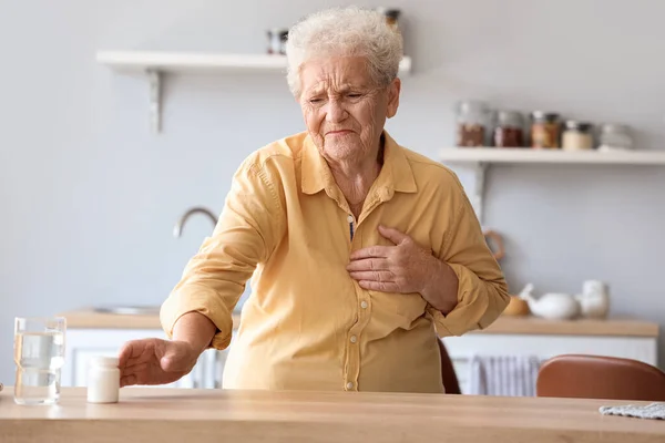 Mujer Mayor Con Ataque Cardíaco Que Tomar Medicamentos Casa —  Fotos de Stock