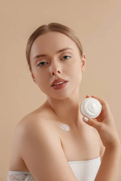 Mooie Jonge Vrouw Met Body Cream Beige Achtergrond — Stockfoto