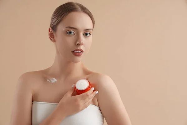 Mooie Jonge Vrouw Met Body Cream Beige Achtergrond — Stockfoto