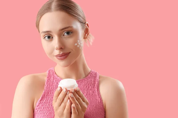 Mooie Jonge Vrouw Met Gezichtscrème Roze Achtergrond — Stockfoto