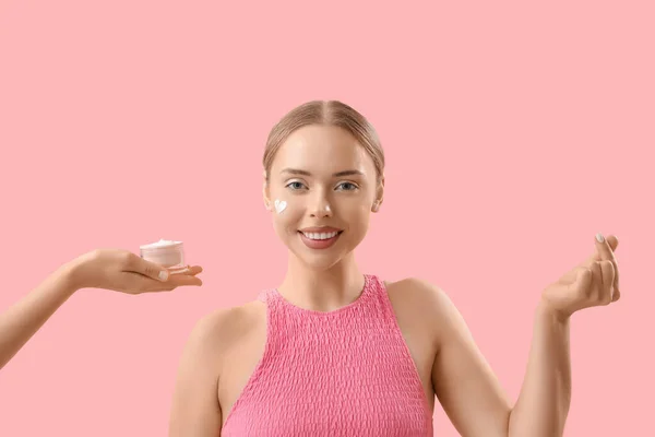 Mooie Jonge Vrouw Hand Met Crème Roze Achtergrond — Stockfoto
