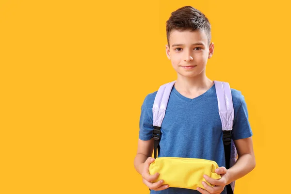 Kleine Schooljongen Met Potloodkistje Oranje Achtergrond — Stockfoto