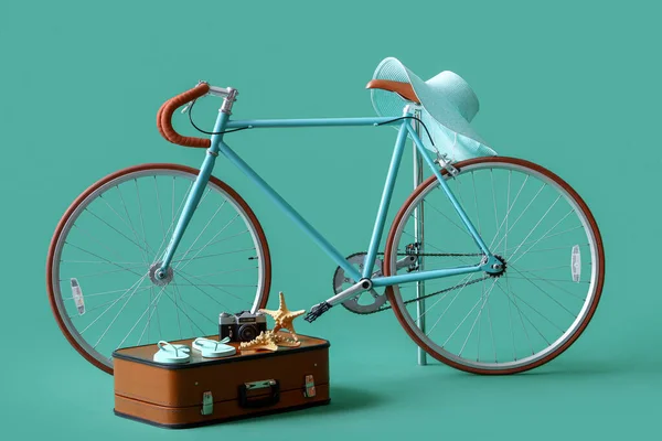 带手提箱 照相机和海滩饰物的自行车 背景为绿松石色 旅行概念 — 图库照片