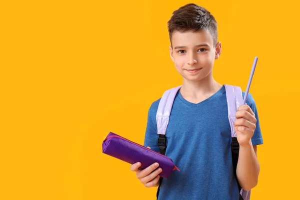 Kis Iskolás Fiú Ceruzatárcával Narancssárga Alapon — Stock Fotó