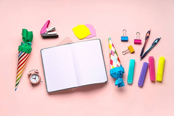 ピンクの背景にカラフルな学校のコーンや文房具 — ストック写真