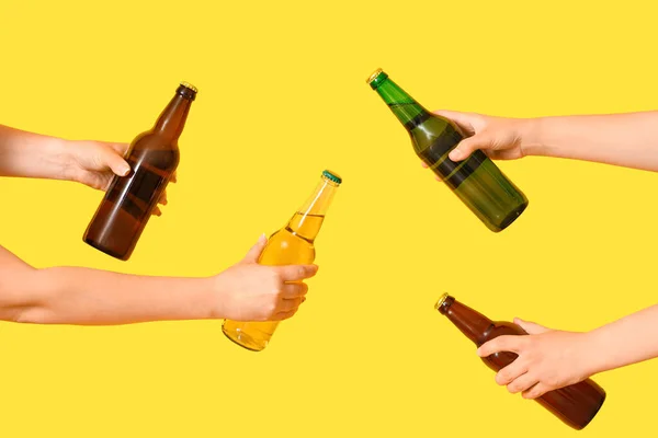 Manos Femeninas Con Botellas Cerveza Fría Sobre Fondo Amarillo —  Fotos de Stock