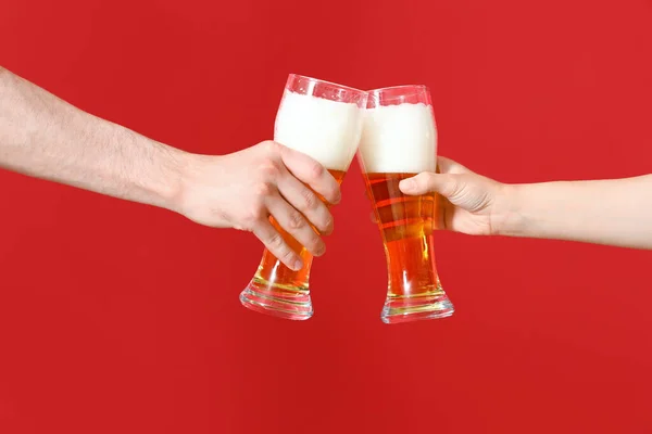 Mężczyzna Kobieta Okularach Zimnego Piwa Brzęczących Czerwonym Tle — Zdjęcie stockowe