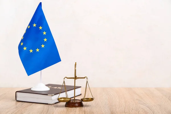 Europeiska Unionens Flagga Rättvisans Omfattning Och Lagbok Träbordet — Stockfoto
