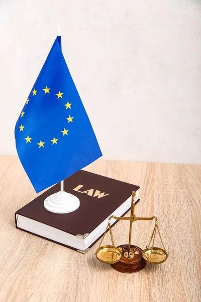 Európai Unió Zászlója Igazságszolgáltatás Léptéke Jogi Könyv Fából Készült Asztalokon — Stock Fotó