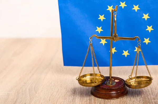 Skalor För Rättvisa Och Europeiska Unionens Flagga Träbordet — Stockfoto