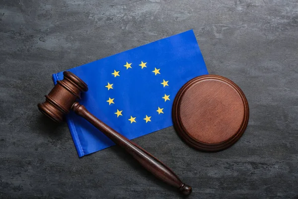 Hakimin Tokmağı Avrupa Birliği Bayrağı Siyah Masada — Stok fotoğraf
