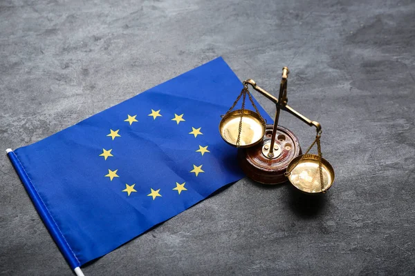 Skalor För Rättvisa Och Europeiska Unionens Flagga Svarta Bordet — Stockfoto