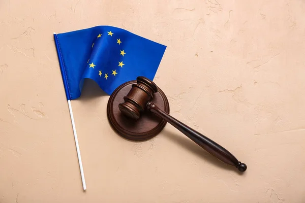 Domarklubban Och Europeiska Unionens Flagga Beige Bord — Stockfoto