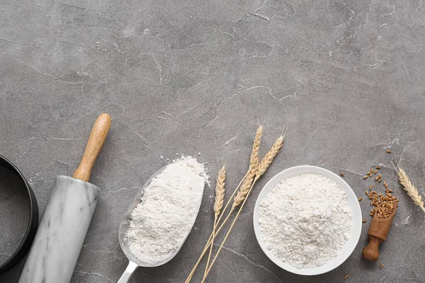Bowl Wheat Flour Spikelets Baking Utensils Grunge Grey Background — Stock Photo, Image