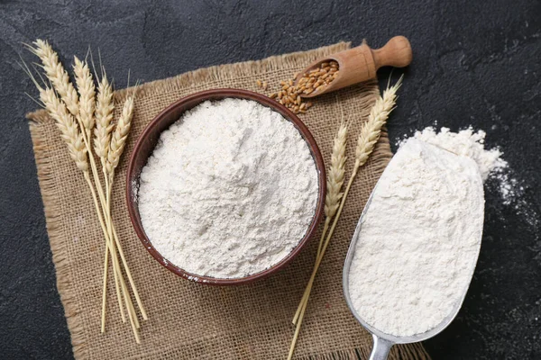 Bowl Wheat Flour Spikelets Black Grunge Background — Stock Photo, Image