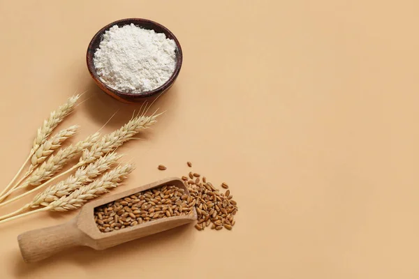 小麦粉碗中 小麦片和小麦片与褐色背景 — 图库照片