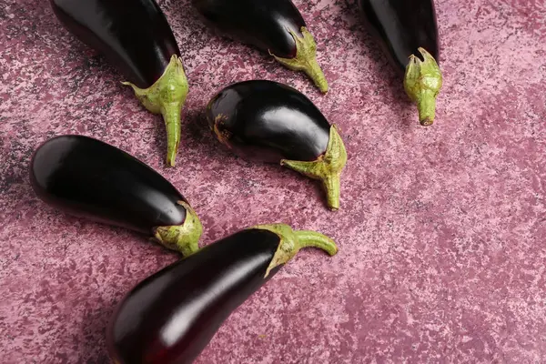 Pembe arka planda taze patlıcanlar