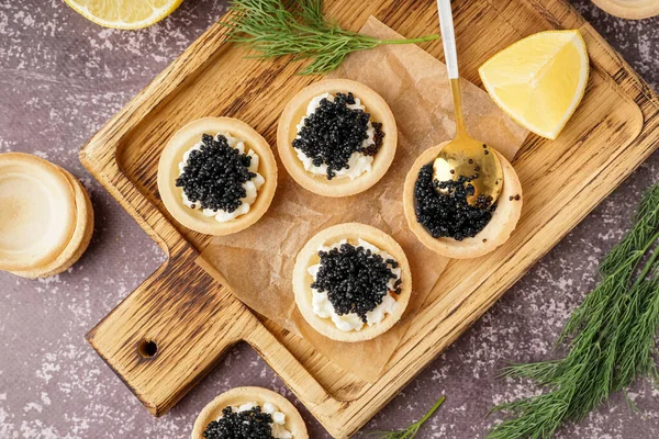 Wooden Board Tasty Tartlets Black Caviar Grey Background — Stock Photo, Image