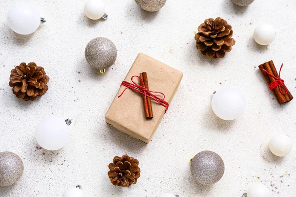 Farklı Noel Süslemeleri Beyaz Arka Planda Hediye Kutusu — Stok fotoğraf