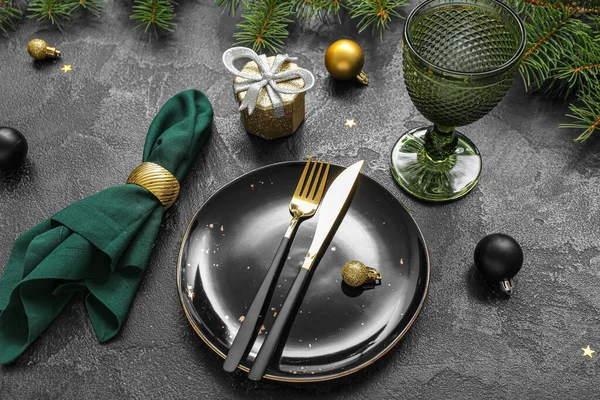 Schöne Tischdekoration Für Die Weihnachtsfeier Auf Schwarzem Hintergrund — Stockfoto