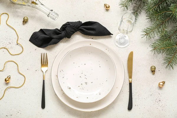 Schöne Tischdekoration Für Die Weihnachtsfeier Auf Hellem Hintergrund — Stockfoto