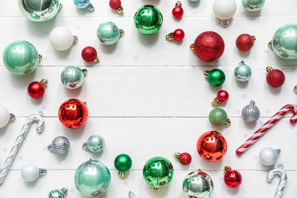 Rámeček Různých Vánočních Míčků Bílém Dřevěném Pozadí — Stock fotografie